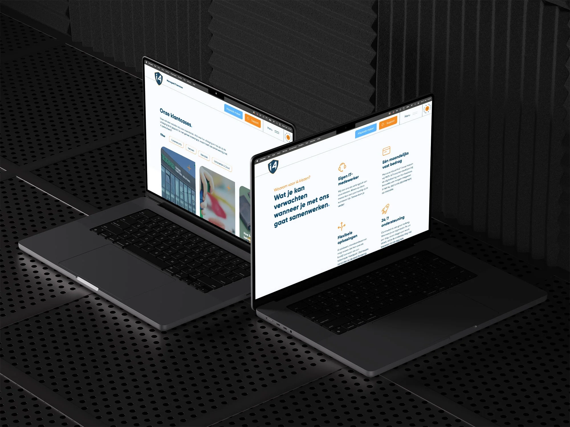 Een moderne kantoorruimte met glazen wanden, bureaus met computers en mensen die samenwerken