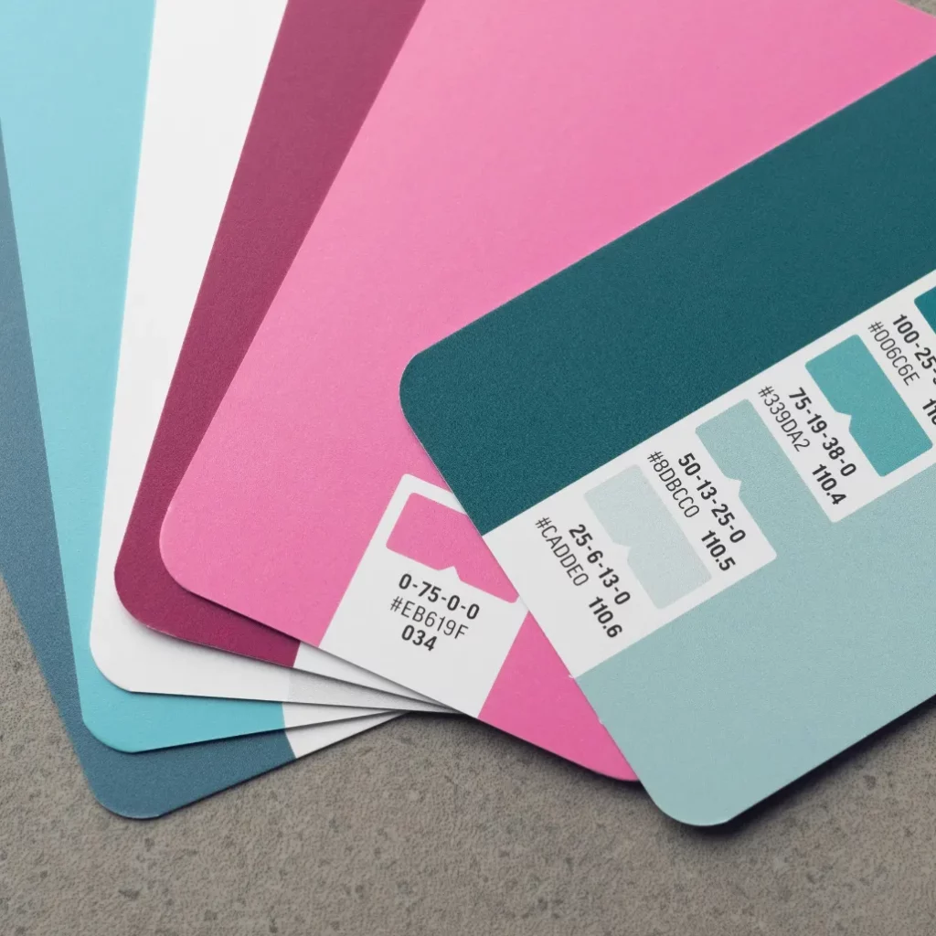 Een moderne kantoorruimte met grote ramen, bureaus en computers, mensen werken samen aan projecten