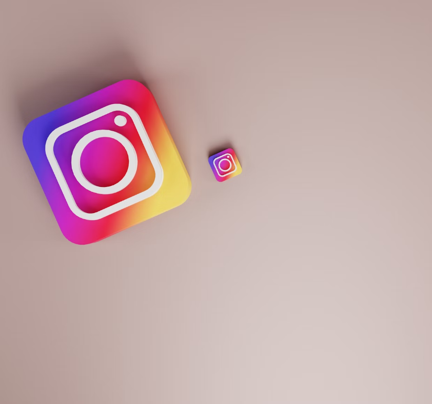 Moderne kantoorruimte met bureaus, computers en mensen die samenwerken in een lichte omgeving