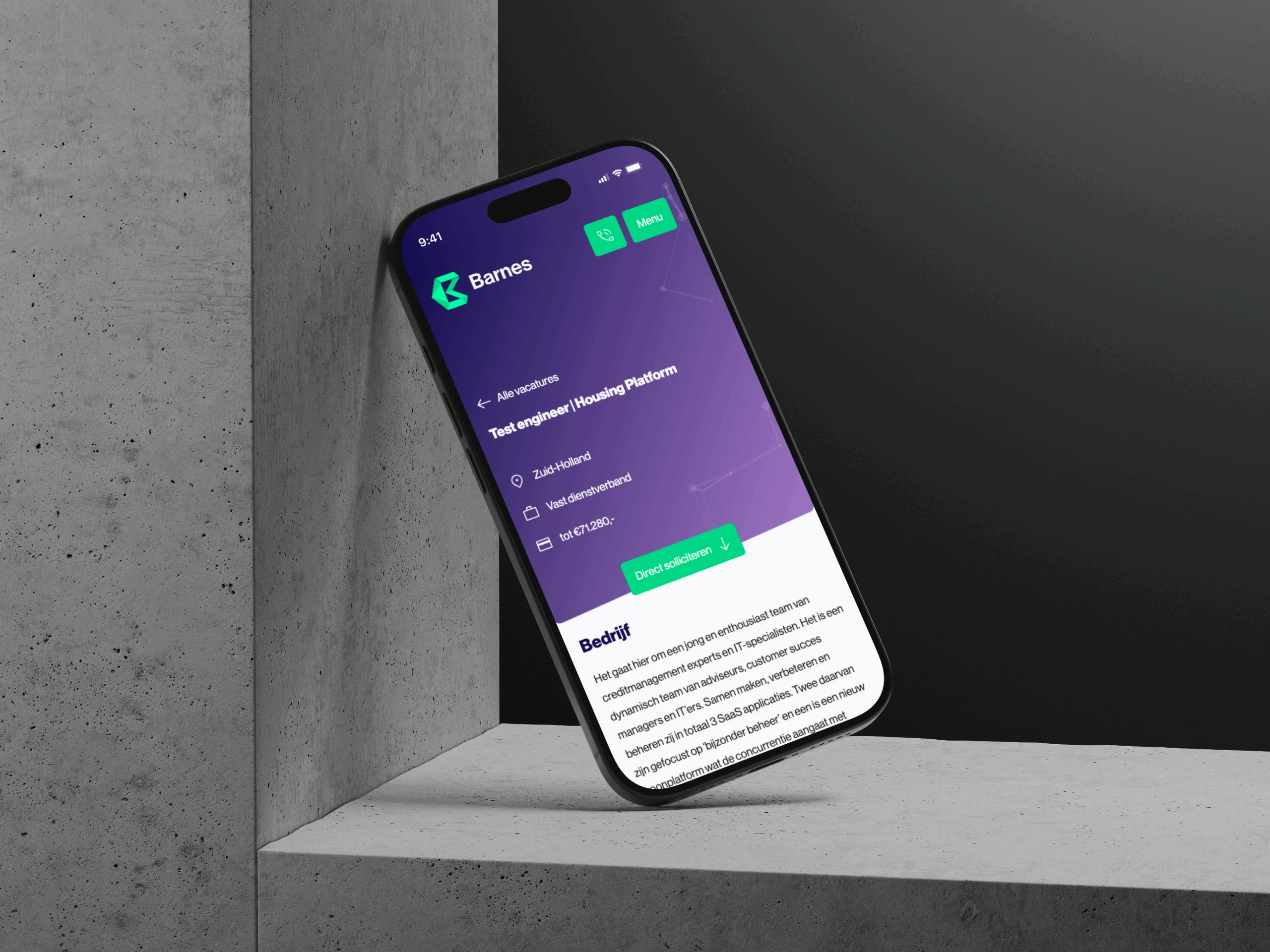 Smartphone leunt schuin tegen betonnen muur met vacature-app Barnes en test engineer positie Zeeuws-Holland.