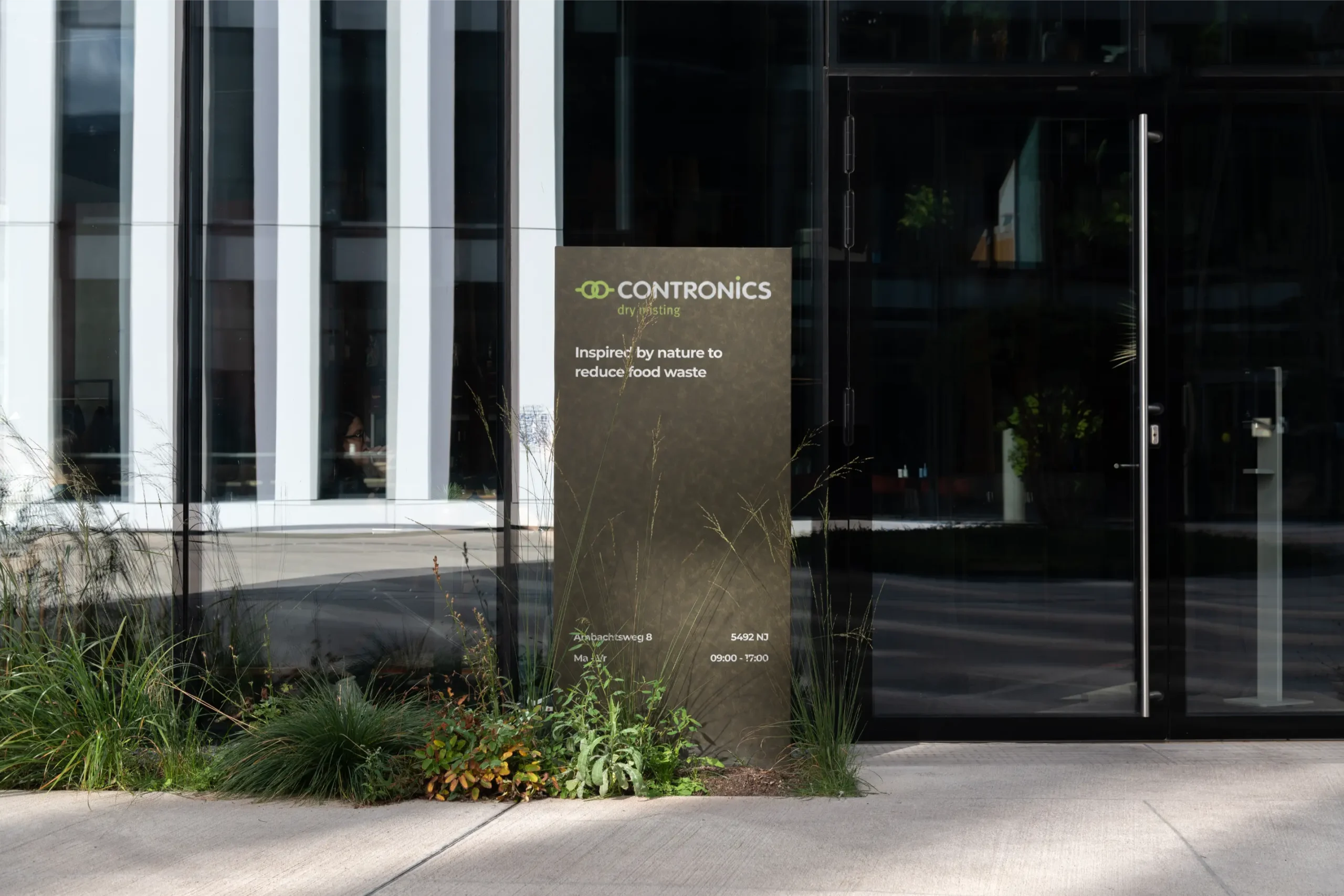 Laptop met open website en grafieken, notitieboek en pen op houten bureau naast plant