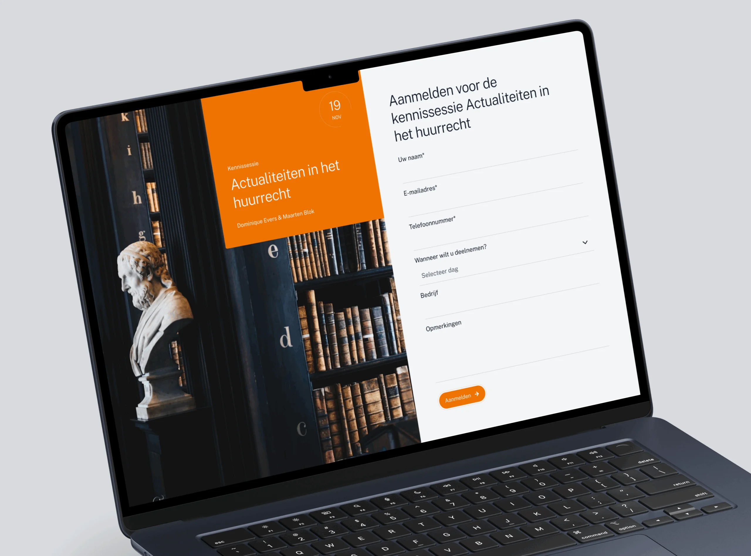 Laptop met aanmeldformulier over huurrecht met oranje-wit kleurenschema en boekenplank met busto op achtergrond