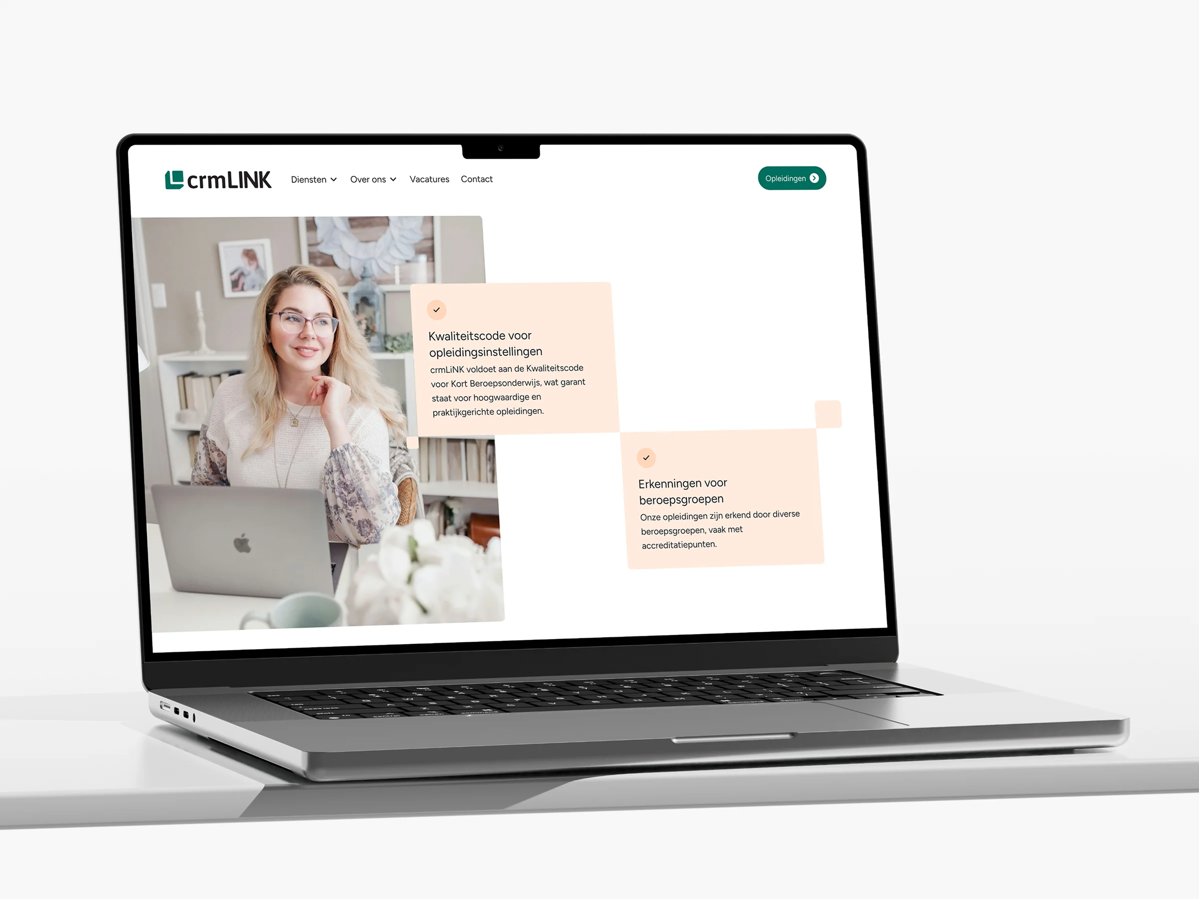 Laptop toont crmLINK website met diensten, vacatures en een glimlachende vrouw in lichte kleding