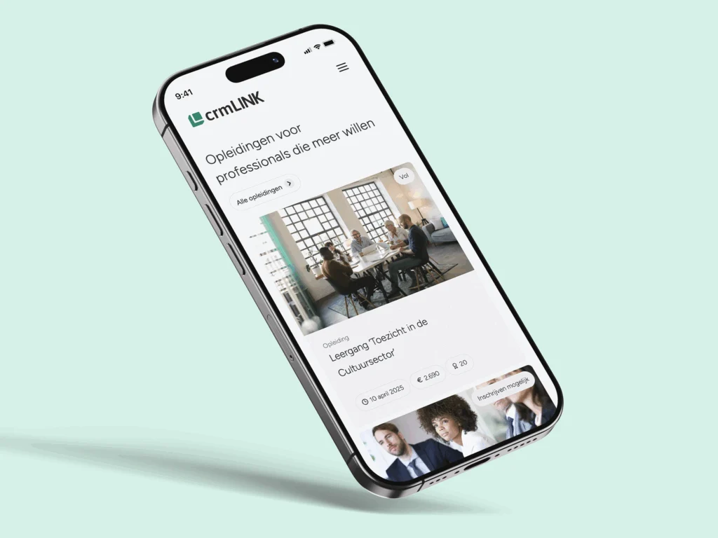 Smartphone met een lichtgroene achtergrond toont de crmLINK website interface over opleidingen voor professionals