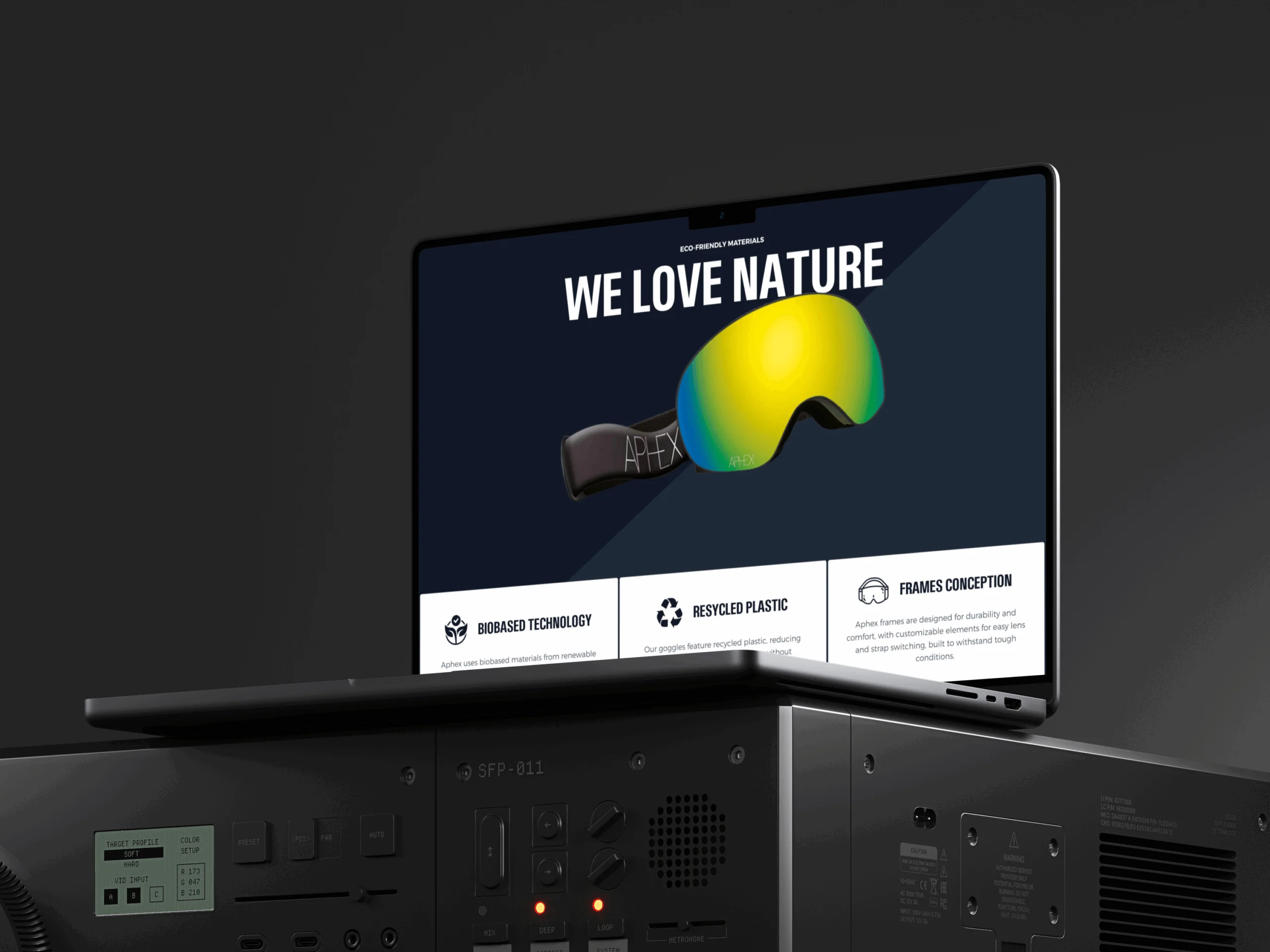 Laptop met website over milieuvriendelijke ski- en snowboardbrillen, tekst WE LOVE NATURE zichtbaar