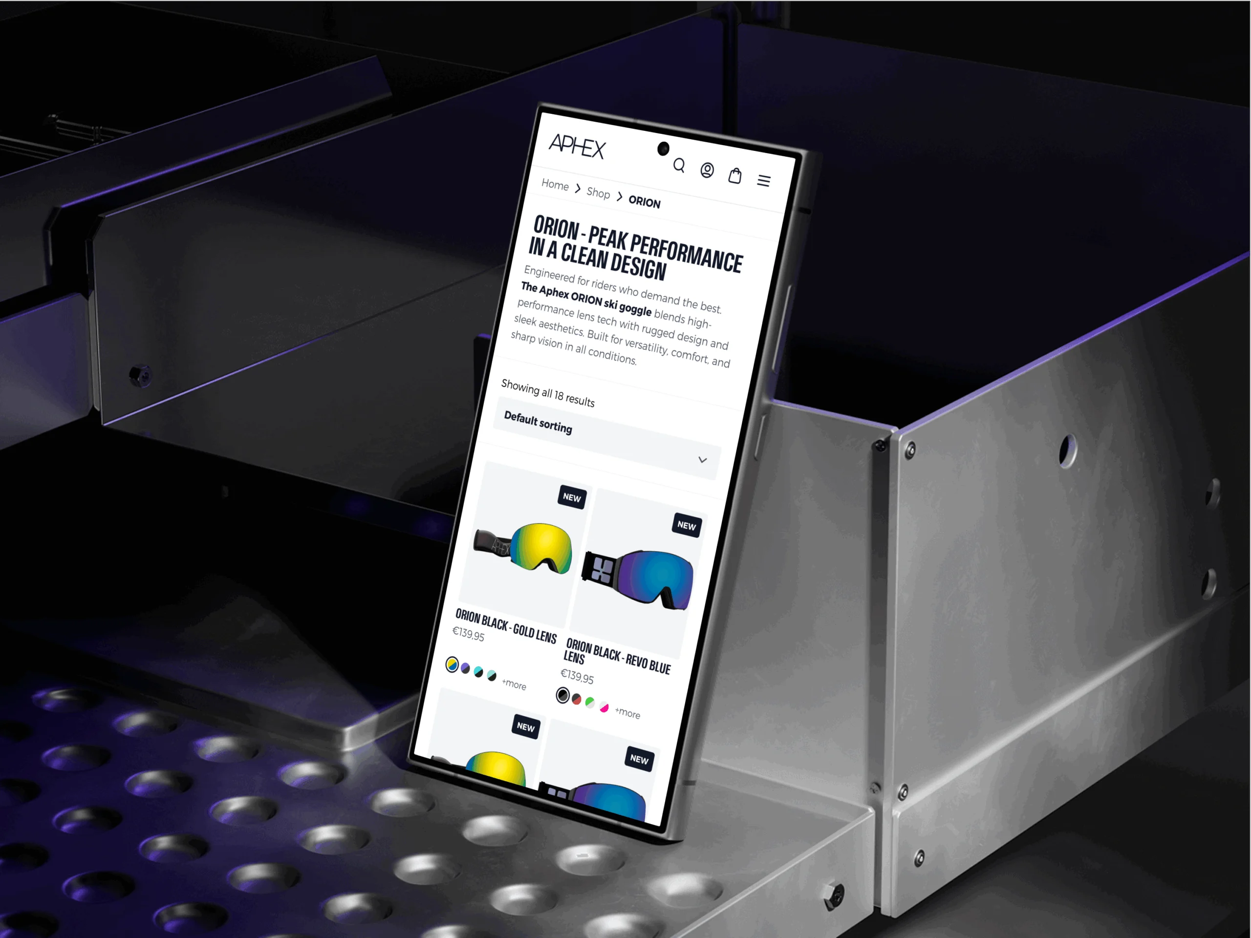 Moderne smartphone rechtop op metallic oppervlak toont webshoppagina met goggles en product Orion