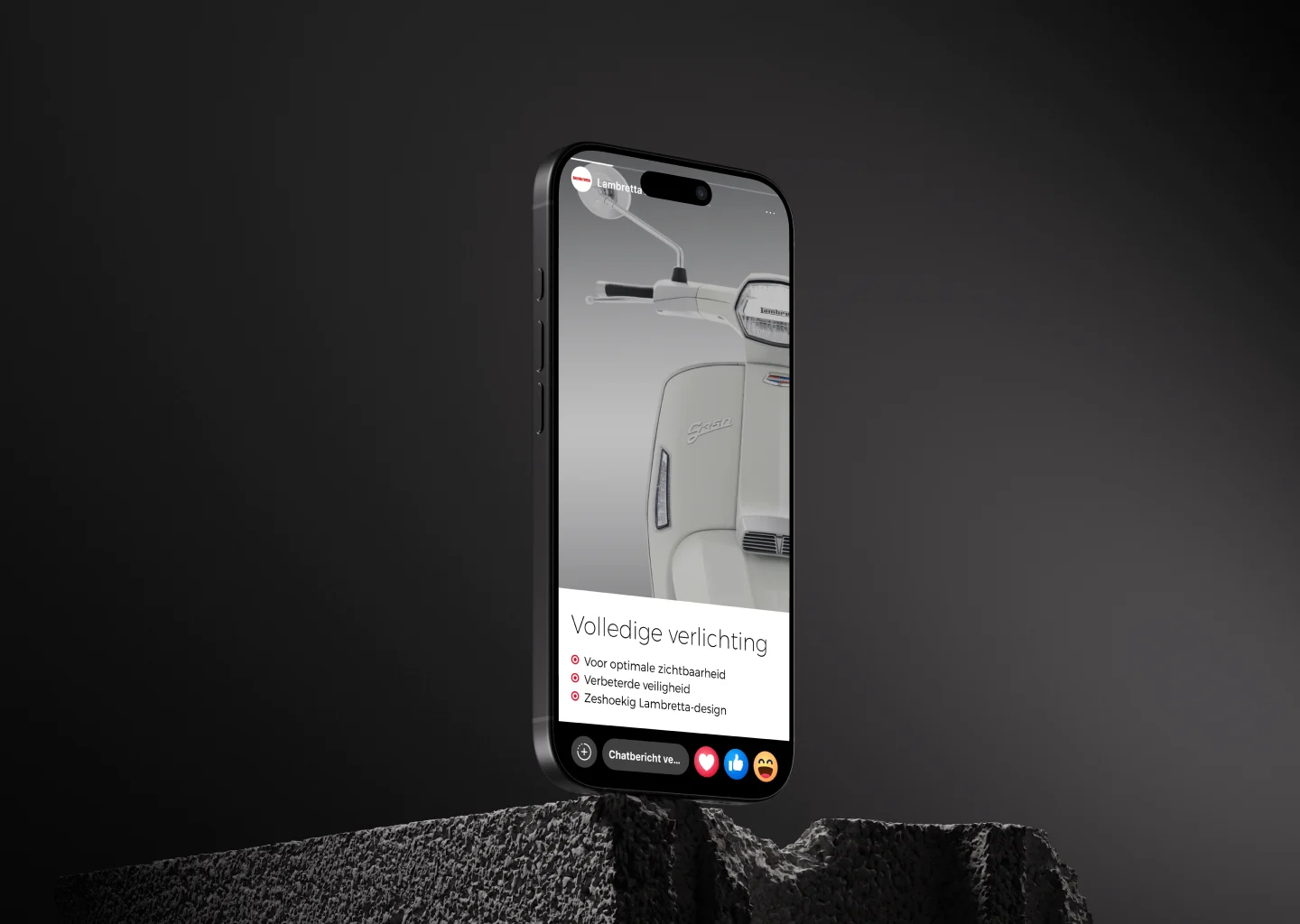 Smartphone met afbeelding van Lambretta scooter en tekst 'Volledige verlichting' met drie genummerde voordelen