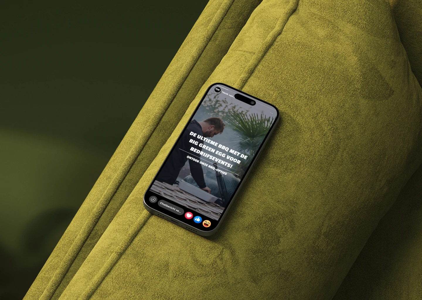 Smartphone op een groene bank met een advertentie voor bedrijfsevenement barbecue met Big Green Egg