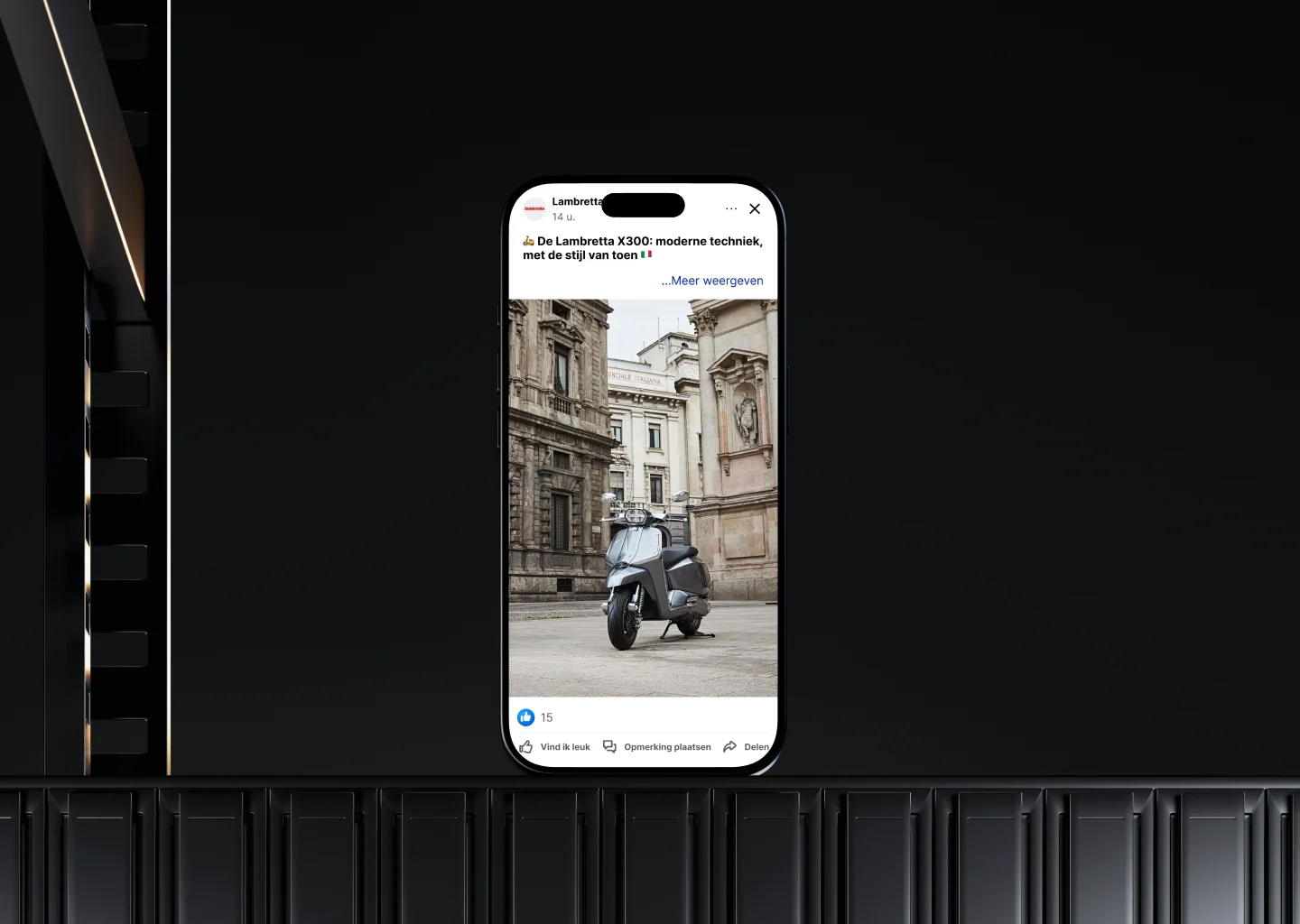 Smartphone met post over Lambretta X300 scooter op straat met historische gebouwen en zwarte achtergrond