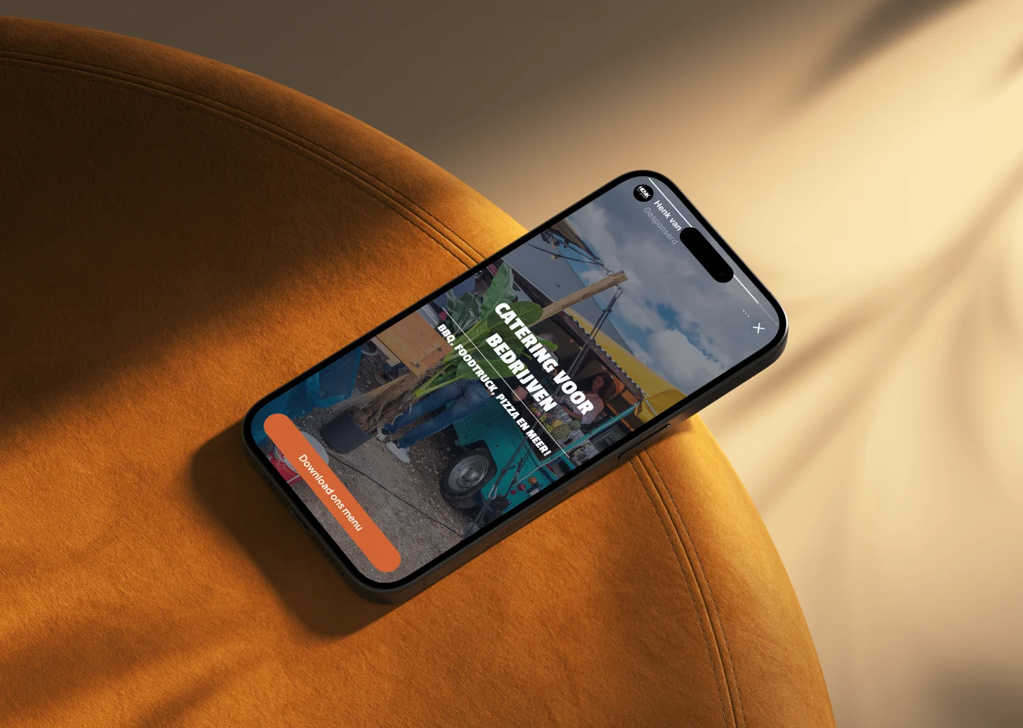 Een smartphone rust op een oranje gebogen oppervlak en toont een website in het Nederlands over "Carrière voor iedereen" met bouwmachines en arbeiders zichtbaar op de achtergrond.