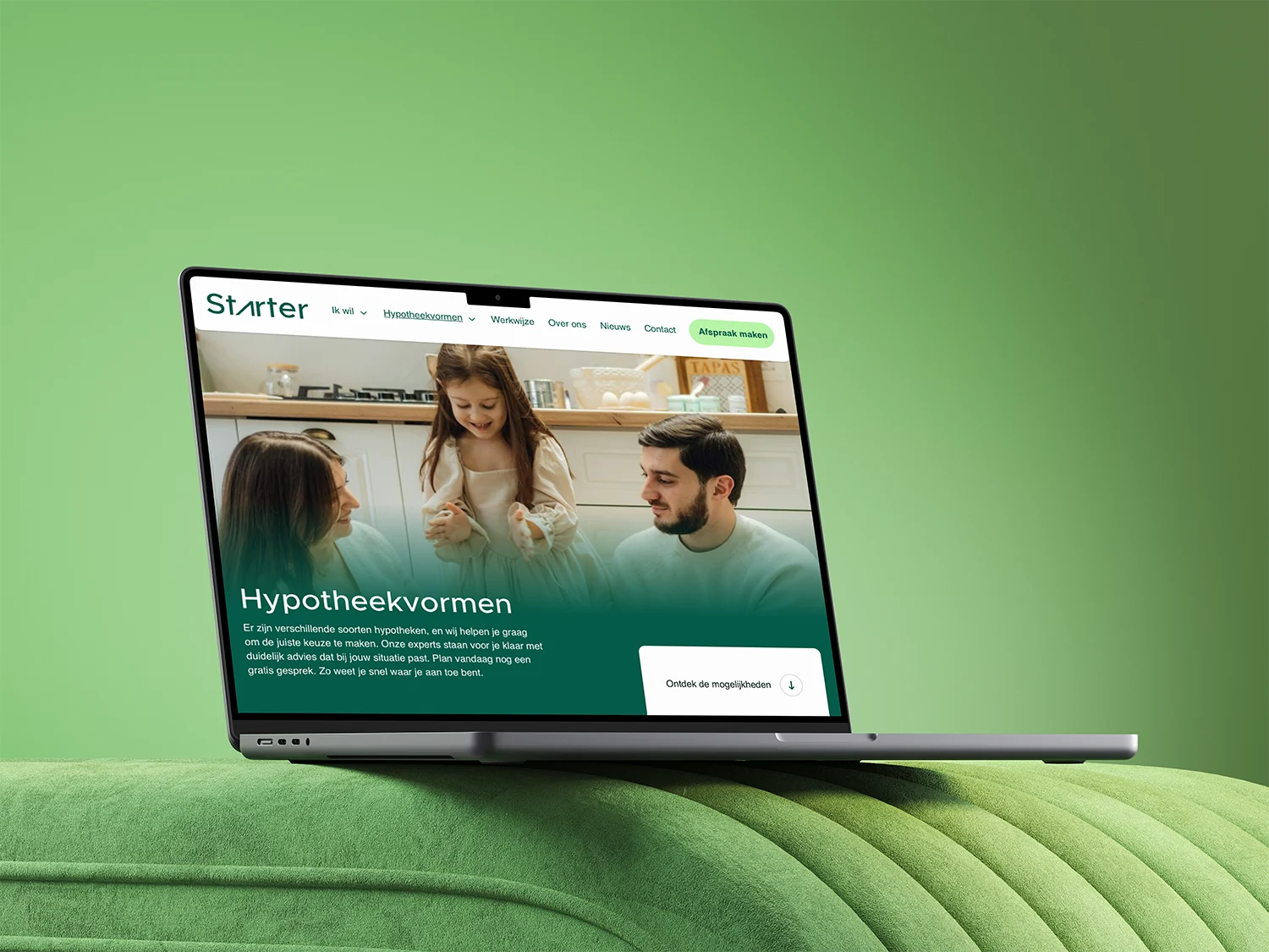 Laptop op groene gewatteerde ondergrond met webpagina over hypotheekvormen en afbeeldingen van vrouw en meisje