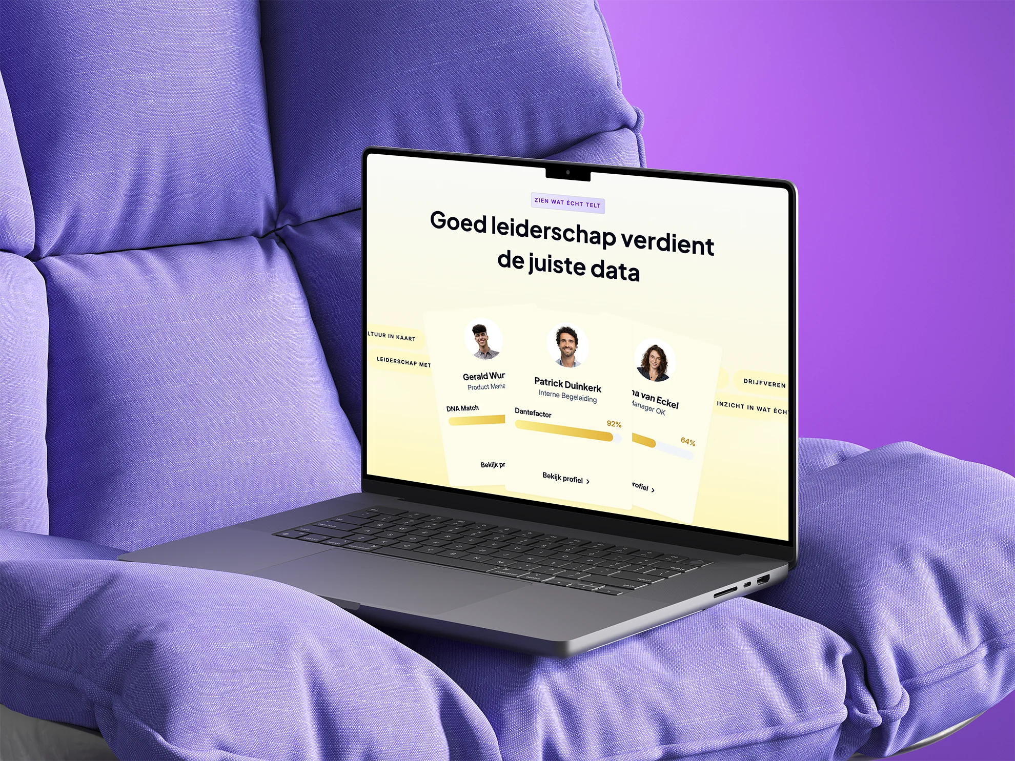 Laptop op paarse kussens met website titled 'Goed leiderschap verdient de juiste data' en profielen
